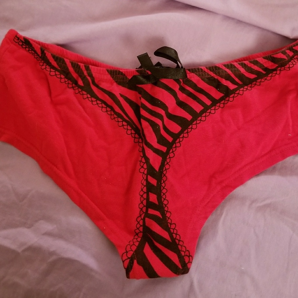 Lingerie Set - Picture 2 of 3